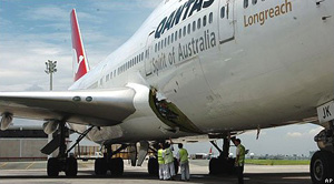Hole forces Qantas plane to land 